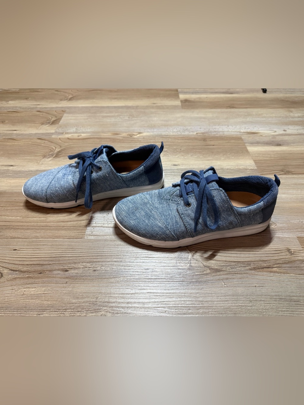 TOMS Women's Del Rey sneakers in a blue slub chambray size 8.5